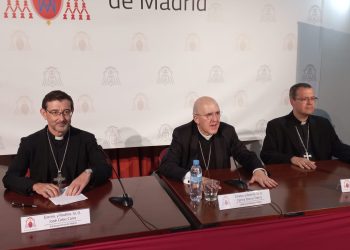 Los obispos españoles José Cobo Cano y Carlos Osoro Sierra, durante una rueda de prensa en Madrid este lunes. Fotografía: Israel González Espinoza