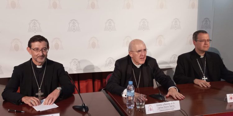 Los obispos españoles José Cobo Cano y Carlos Osoro Sierra, durante una rueda de prensa en Madrid este lunes. Fotografía: Israel González Espinoza