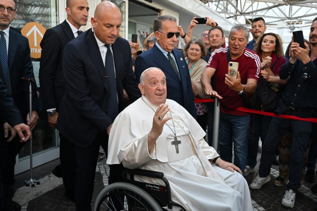 El papa Francisco sale del hospital tras su operación de abdomen
