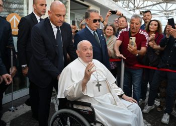 El Papa Francisco saluda cuando se va después de ser dado de alta del hospital Gemelli en Roma el 16 de junio de 2023, donde se sometió a una cirugía abdominal la semana pasada. (Foto de Alberto PIZZOLI / AFP)