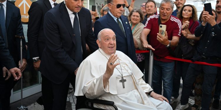 El Papa Francisco saluda cuando se va después de ser dado de alta del hospital Gemelli en Roma el 16 de junio de 2023, donde se sometió a una cirugía abdominal la semana pasada. (Foto de Alberto PIZZOLI / AFP)