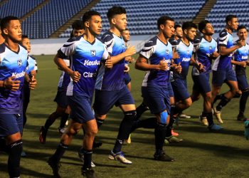 Jugadores de la selección de Nicaragua calientan durante un entrenamiento en el Estadio Nacional de Fútbol de Managua el 26 de mayo. Foto: STR / AFP.