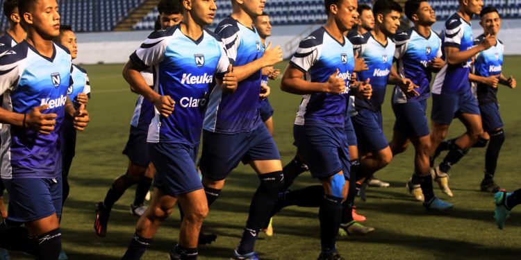 Jugadores de la selección de Nicaragua calientan durante un entrenamiento en el Estadio Nacional de Fútbol de Managua el 26 de mayo. Foto: STR / AFP.