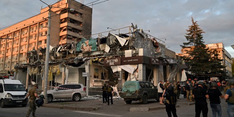 Esta fotografía muestra un restaurante en Kramatorsk, en el este de Ucrania, después de que un misil lo impactara el 27 de junio de 2023. - Al menos tres personas murieron y más de 40 resultaron heridas en un cohete ruso que impactó en un restaurante en Kramatorsk, en el este de Ucrania, informaron las autoridades. dicho el 27 de junio de 2023. (Foto de Genya SAVILOV / AFP)