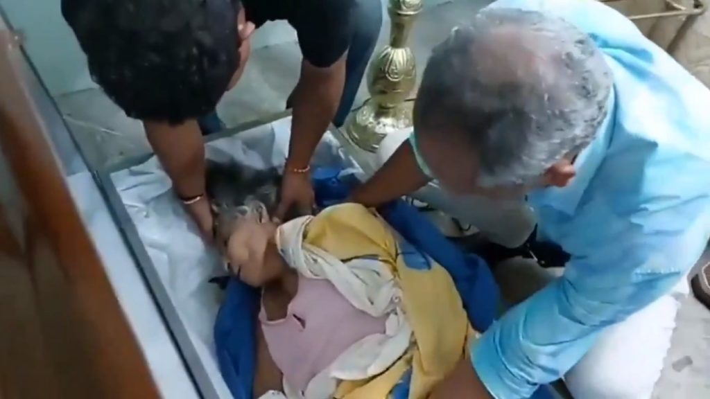 Anciana declarada muerta «revive» durante su propio velatorio en Ecuador