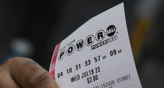 Hombre gana 1.000 millones de dólares con la lotería en EEUU