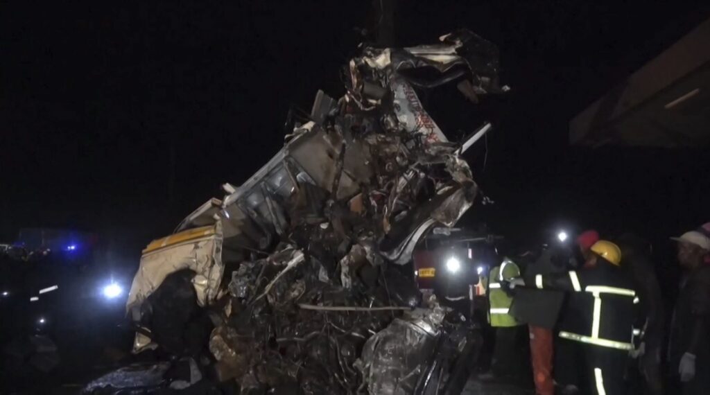 Brutal accidente deja 52 muertos en Kenia