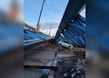 Se derrumba gigantesco puente y deja un muerto en Tailandia