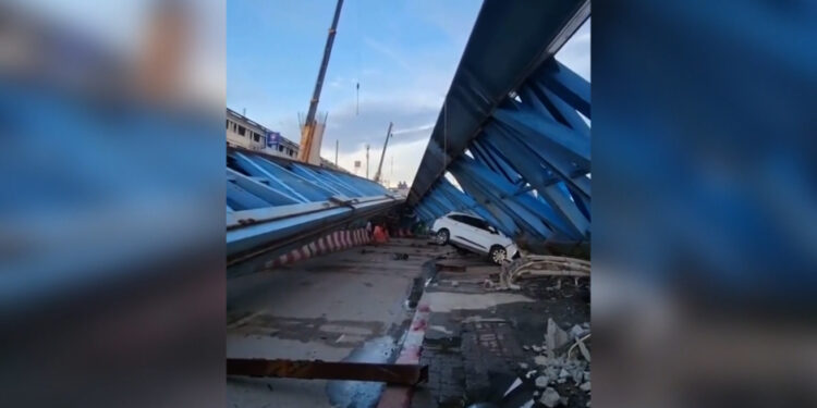 Se derrumba gigantesco puente y deja un muerto en Tailandia