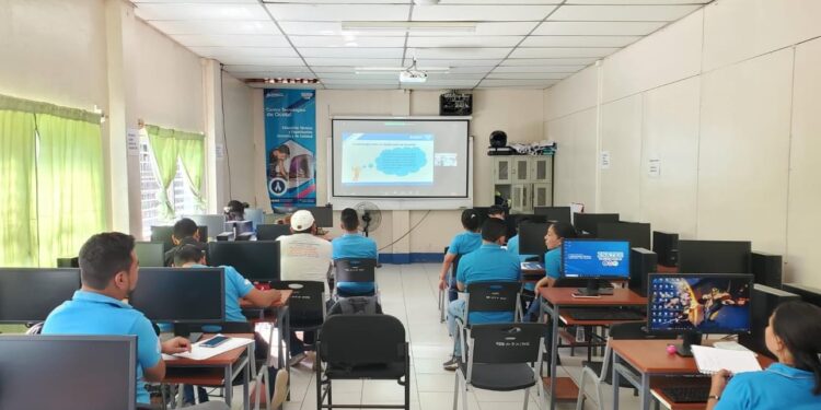 Una de las salas donde capacitan al personal joven con el objetivo de vigilar las redes sociales de los nicaragüenses.