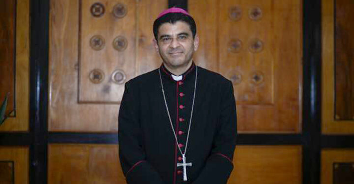El obispo nicaragüense Rolando Álvarez, se niega a aceptar el destierro.
