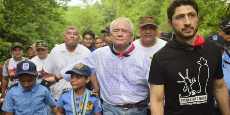 El diputado Ortegista, Gustavo Porras a la par de dos menores de 10 años portando el uniforme de la Policía Orteguista