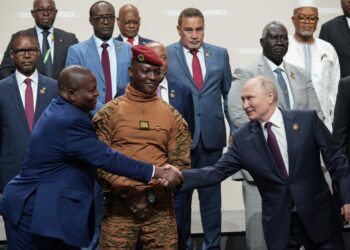 Esta imagen compartida distribuida por la agencia Sputnik muestra al presidente ruso Vladimir Putin, líderes africanos y jefes de delegaciones posando para una foto familiar en la segunda cumbre Rusia-África en San Petersburgo el 28 de julio de 2023. (Foto de Alexey DANICHEV / POOL / AFP)