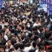 La gente asiste a una feria de empleo en la ciudad de Chongqing, en el suroeste de China, el 11 de abril de 2023. - El desempleo entre los jóvenes chinos saltó a un récord del 21,3 por ciento en junio, dijo la Oficina Nacional de Estadísticas el 17 de julio. (Foto de STR / AFP ) / - China FUERA / SIN USO DESPUÉS DEL 16 DE AGOSTO DE 2023 02:46:54 GMT - - CHINA FUERA