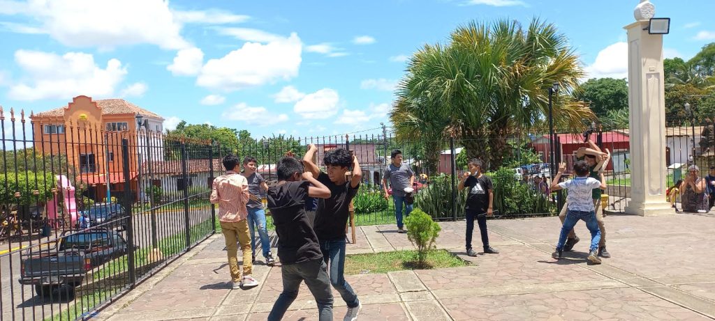 With shouts and boos, Diriá parishioners expel Ortega police officers from the temple