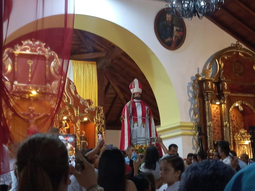 Con gritos y abucheos, feligreses de Diriá expulsan de templo a policías de Ortega  