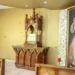 El ataque dejó agujeros en paredes, ventanales y en imágenes en la iglesia Divina Misericordia de Managua.