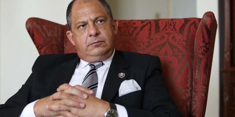 Acusan a expresidente de Costa Rica, Guillermo Solis de abuso de funciones