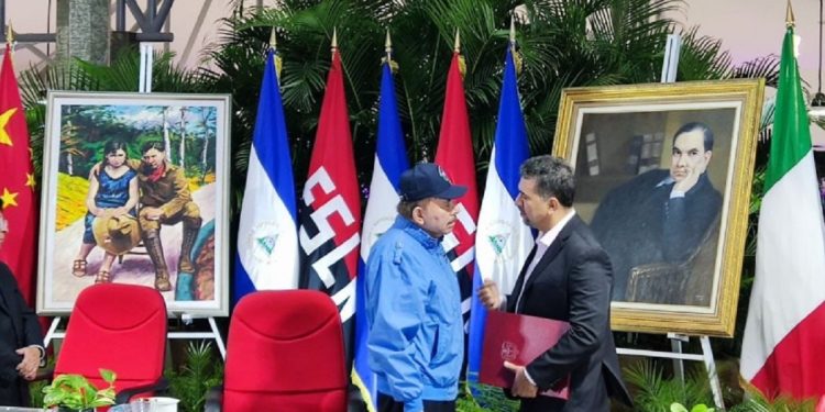 Embajador de Colombia en Managua con Daniel Ortega