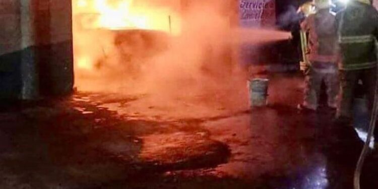 Mueren nueve personas en incendio presuntamente provocado en la central de abastos de México