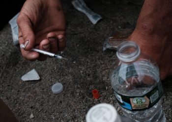 Rich y Peg se preparan para disparar una mezcla de heroína y fentanilo en una calle de Kensington el 19 de julio de 2021 en Filadelfia, Pensilvania. Según datos del Centro Nacional de Estadísticas de Salud de los Centros para el Control y la Prevención de Enfermedades de EE. UU., más de 93,000 personas murieron el año pasado por sobredosis de drogas en Estados Unidos. Estos números y el continuo aumento en el uso de opioides hicieron de 2020 el año más mortal registrado por sobredosis de drogas. Las autoridades han dicho que el aumento está siendo impulsado por la prevalencia letal del fentanilo y estresaron a los estadounidenses debido a la pandemia de covid. Kensington, un barrio de Filadelfia, se ha convertido en uno de los mercados de heroína al aire libre más grandes de Estados Unidos. (Foto de Spencer Platt/Getty Images)