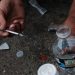 Rich y Peg se preparan para disparar una mezcla de heroína y fentanilo en una calle de Kensington el 19 de julio de 2021 en Filadelfia, Pensilvania. Según datos del Centro Nacional de Estadísticas de Salud de los Centros para el Control y la Prevención de Enfermedades de EE. UU., más de 93,000 personas murieron el año pasado por sobredosis de drogas en Estados Unidos. Estos números y el continuo aumento en el uso de opioides hicieron de 2020 el año más mortal registrado por sobredosis de drogas. Las autoridades han dicho que el aumento está siendo impulsado por la prevalencia letal del fentanilo y estresaron a los estadounidenses debido a la pandemia de covid. Kensington, un barrio de Filadelfia, se ha convertido en uno de los mercados de heroína al aire libre más grandes de Estados Unidos. (Foto de Spencer Platt/Getty Images)