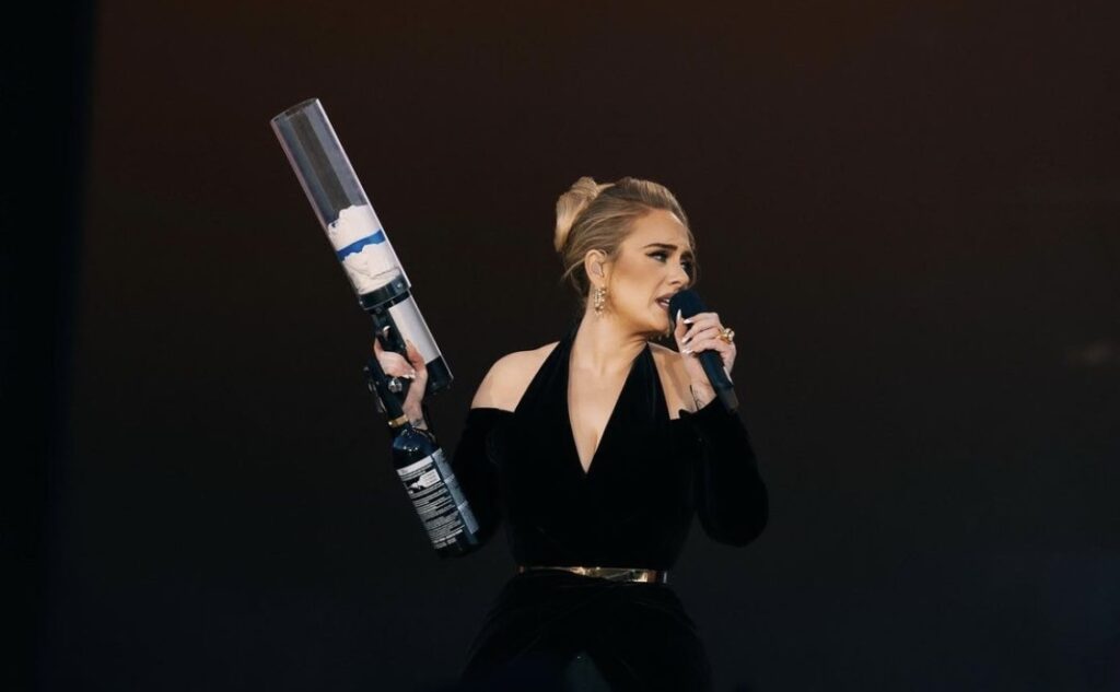 Adele pide que dejen de lanzar objetos a los artistas en el escenario tras repetidos incidentes
