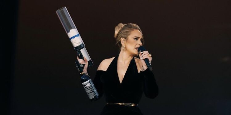 Adele pide que dejen de lanzar objetos a los artistas en el escenario tras repetidos incidentes