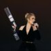 Adele pide que dejen de lanzar objetos a los artistas en el escenario tras repetidos incidentes