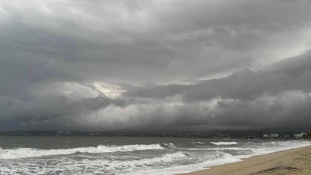 Beatriz se degrada a tormenta tropical y empieza a alejarse de México
