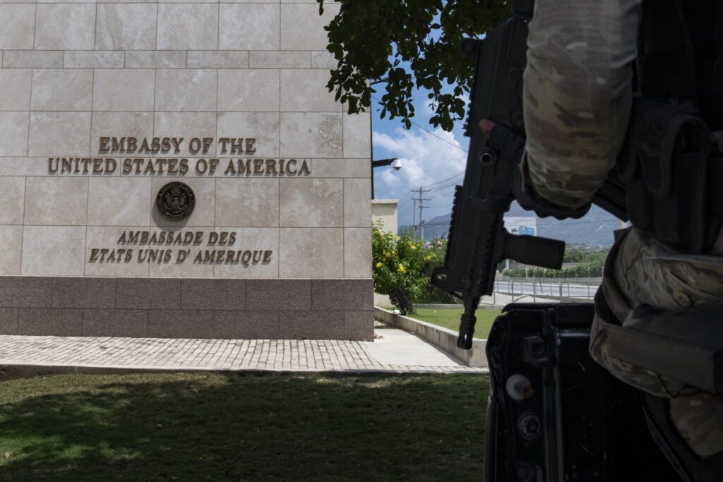 Estados Unidos evacua a su personal diplomático de Haití