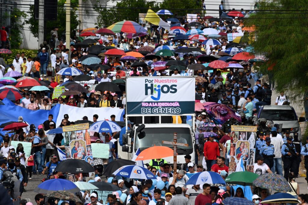 Integrantes de las iglesias católica y evangélica y de organizaciones de la sociedad civil se manifiestan en contra de la ideología de género durante la denominada “Marcha a favor de la Niñez y la Familia” impulsada por el movimiento “Por Nuestros Niños”, en Tegucigalpa el 22 de julio de 2023. - Los manifestantes se oponen a la Ley de Educación Integral para la Prevención del Embarazo Adolescente, aprobada por el Congreso de Honduras el 8 de marzo de 2023, que argumentan promueve la “ideología de género”. La ley aún debe ser sancionada por el presidente hondureño para entrar en vigencia. (Foto por Orlando SIERRA / AFP)