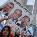 Un manifestante lleva un cartel durante una marcha en Tel Aviv el 22 de julio de 2023, parte de una marcha de varios días para protestar contra el proyecto de ley de reforma judicial del gobierno antes de una votación en el parlamento. - Israel se ha visto sacudido por una ola de protestas de meses después de que el gobierno revelara en enero planes para reformar el sistema judicial que, según los opositores, amenazan la democracia del país. (Foto de JACK GUEZ / AFP)