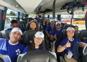 La delegación de los jóvenes católicos nicaragüenses al momento de partir hacia Portugal en el aeropuerto Juan Santamaría de San José Costa Rica, hacia Oporto.