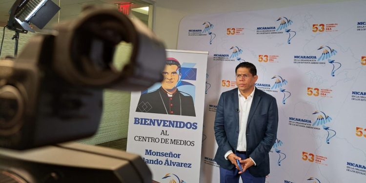 Mendoza no puede creer estar entre «las vacas sagradas del periodismo» en recibir el Premio Cabot. Foto: Artículo 66 / Cortesía