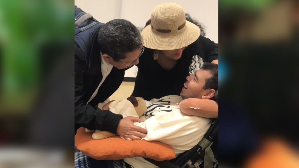 Miguel Mora abraza a su esposa y su hijo: «Es una nueva etapa de nuestras vidas»