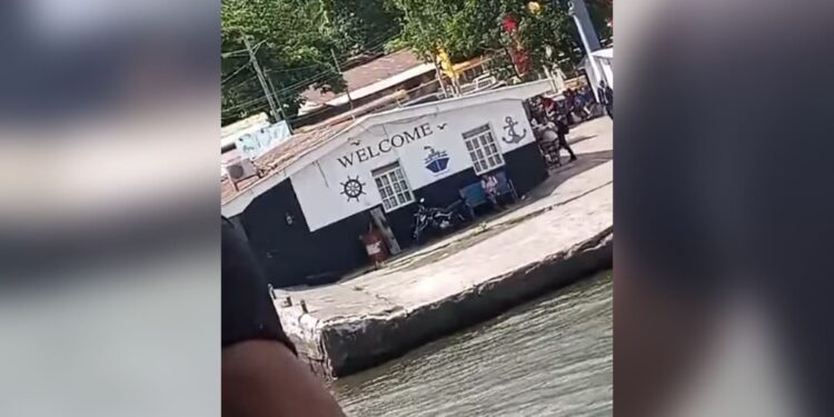 Policía y Empresa Portuaria desmantelan oficinas de Milton Arcia en la Isla de Ometepe. Foto: Artículo 66 / Captura de pantalla