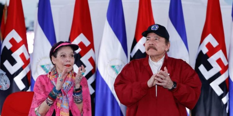 Daniel Ortega y Rosario Murillo despotricaron en contra de la oposición y a comunidad internacional, durante el acto del 19 de julio. Foto: Artículo 66 / Gobierno