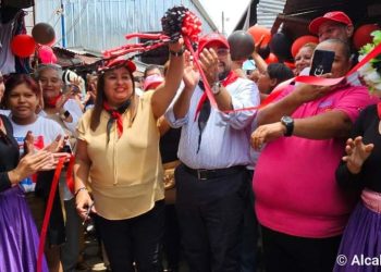 Imágenes de la alcaldesa sandinista, Janina Noguera, durante una actividad cultural.
