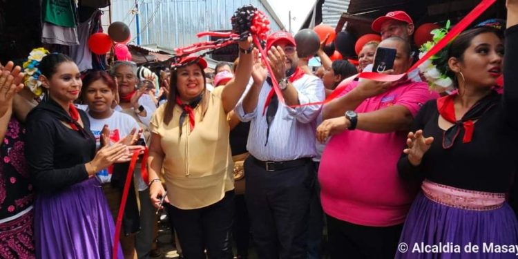 Imágenes de la alcaldesa sandinista, Janina Noguera, durante una actividad cultural.