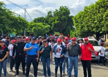 Militantes del Frente Sandinista al iniciar la salida de una de las varias marchas cercanas a la conmemoración del próximo aniversario de la revolución Sandinista.