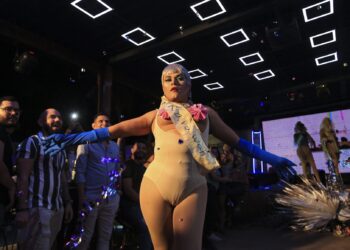 La drag queen Akeria Davenport, en representación de Nicaragua, participa en el concurso Mix Imperial Centroamericano Tropical Drag Royale 2023 en Managua el 14 de julio de 2023.
