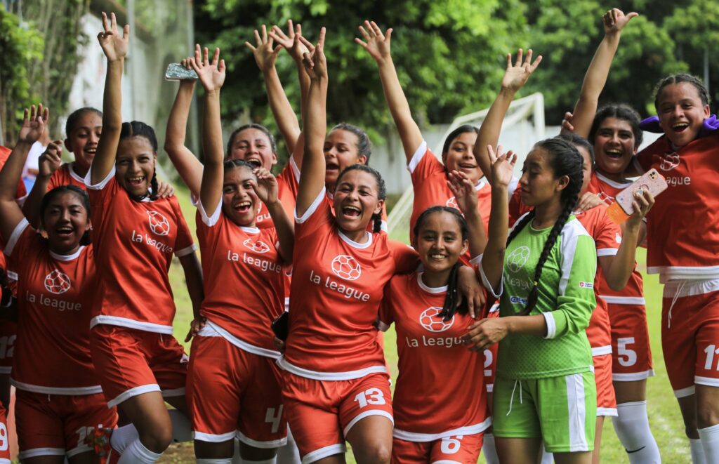 Niñas de Nicaragua aprenden con el fútbol a planear la vida y a construir liderazgo