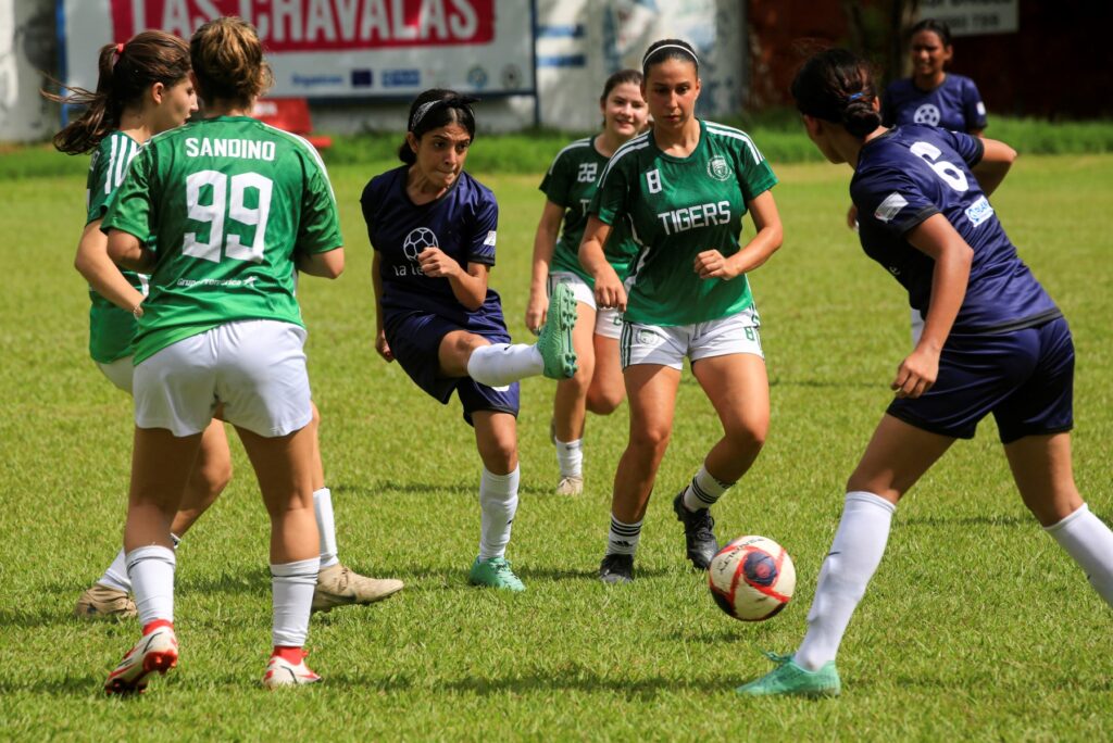 Una jugadora de la selecci&oacute;n italiana patea el bal&oacute;n durante el mundial de f&uacute;tbol "Las Chavalas" en Managua el 1 de julio de 2023. - El proyecto "La Liga", creado en 2017 por la Fundaci&oacute;n Johan Cruyff y Women Win con fondos de UEFA, promueve la participaci&oacute;n de ni&ntilde;as y j&oacute;venes a trav&eacute;s del f&uacute;tbol para que puedan fortalecer su autonom&iacute;a en la toma de decisiones que afectan sus vidas, especialmente para transformar las normas de g&eacute;nero y crear conciencia sobre la salud y los derechos sexuales y reproductivos. (Foto de STRINGER / AFP)