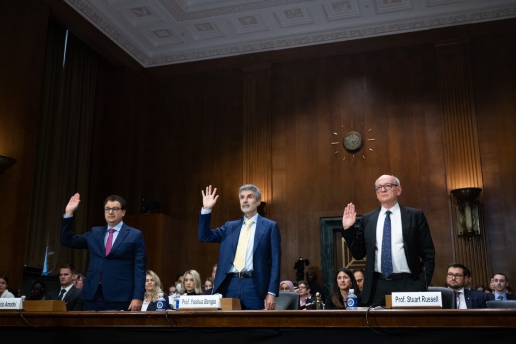 Dario Amodei, director ejecutivo de Anthropic, Yoshuna Bengio, fundador y director científico del Mila Quebec AI Institute, y Stuart Russell, profesor de ciencias de la computación en la Universidad de California, Berkley, juran testificar durante una audiencia en el Senado de EE. UU. Privacidad , Tecnología y la audiencia del Subcomité de Derecho sobre "Supervisión de la IA: Principios para la regulación", en Capitol Hill en Washington, DC, el 25 de julio de 2023. (Foto de SAUL LOEB / AFP)
