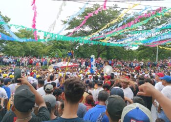 Promesantes y devotos de Santo Domingo de Guzmán acudieron a la Roza del Camino. Foto: Cortesía.