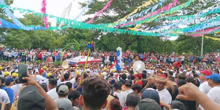 Promesantes y devotos de Santo Domingo de Guzmán acudieron a la Roza del Camino. Foto: Cortesía.