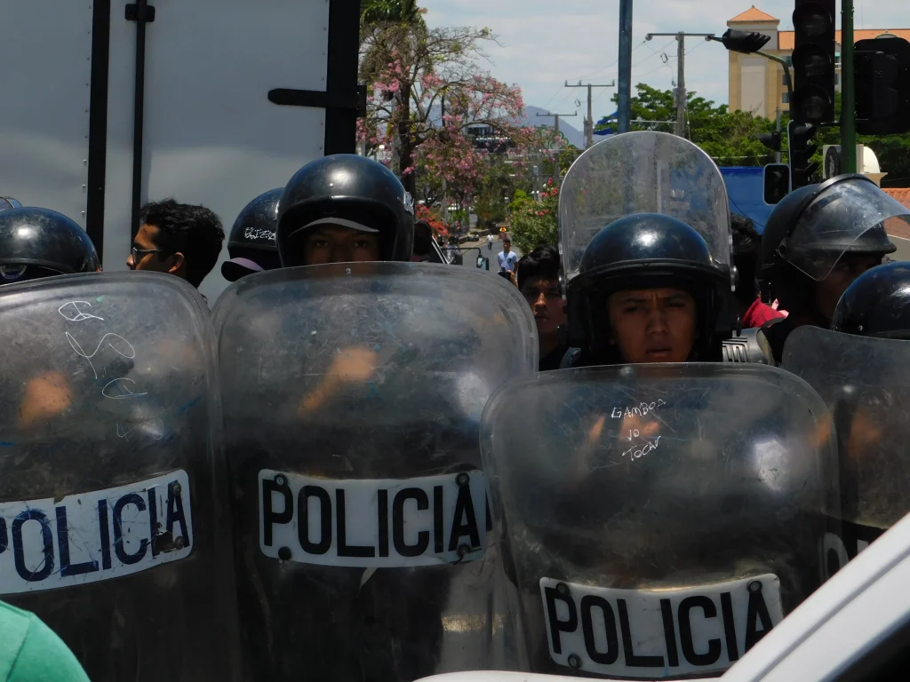 Miembros de la Policía de Nicaragua, «atrapados» por el mismo régimen al que sirven