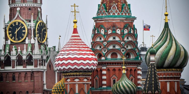 Una fotografía muestra la torre Spasskaya del Kremlin y la catedral de San Basilio en el centro de Moscú, el 13 de julio de 2023. - Rusia considerará los aviones de combate F-16 occidentales enviados a Ucrania como una amenaza "nuclear" debido a su capacidad para transportar armas atómicas. El ministro de Relaciones Exteriores, Sergei Lavrov, dijo el 13 de julio de 2023. (Foto de Alexander NEMENOV / AFP)