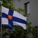 Banderas finlandesas y de la UE ondean frente a la embajada finlandesa en Moscú el 7 de junio de 2023. - Rusia anunció el 6 de julio de 2023 que cerraría el consulado de Finlandia en San Petersburgo y expulsaría a nueve de sus diplomáticos, diciendo que la medida era una respuesta a una "política antirrusa de confrontación" impulsada por Helsinki. (Foto de Natalia KOLESNIKOVA / AFP)